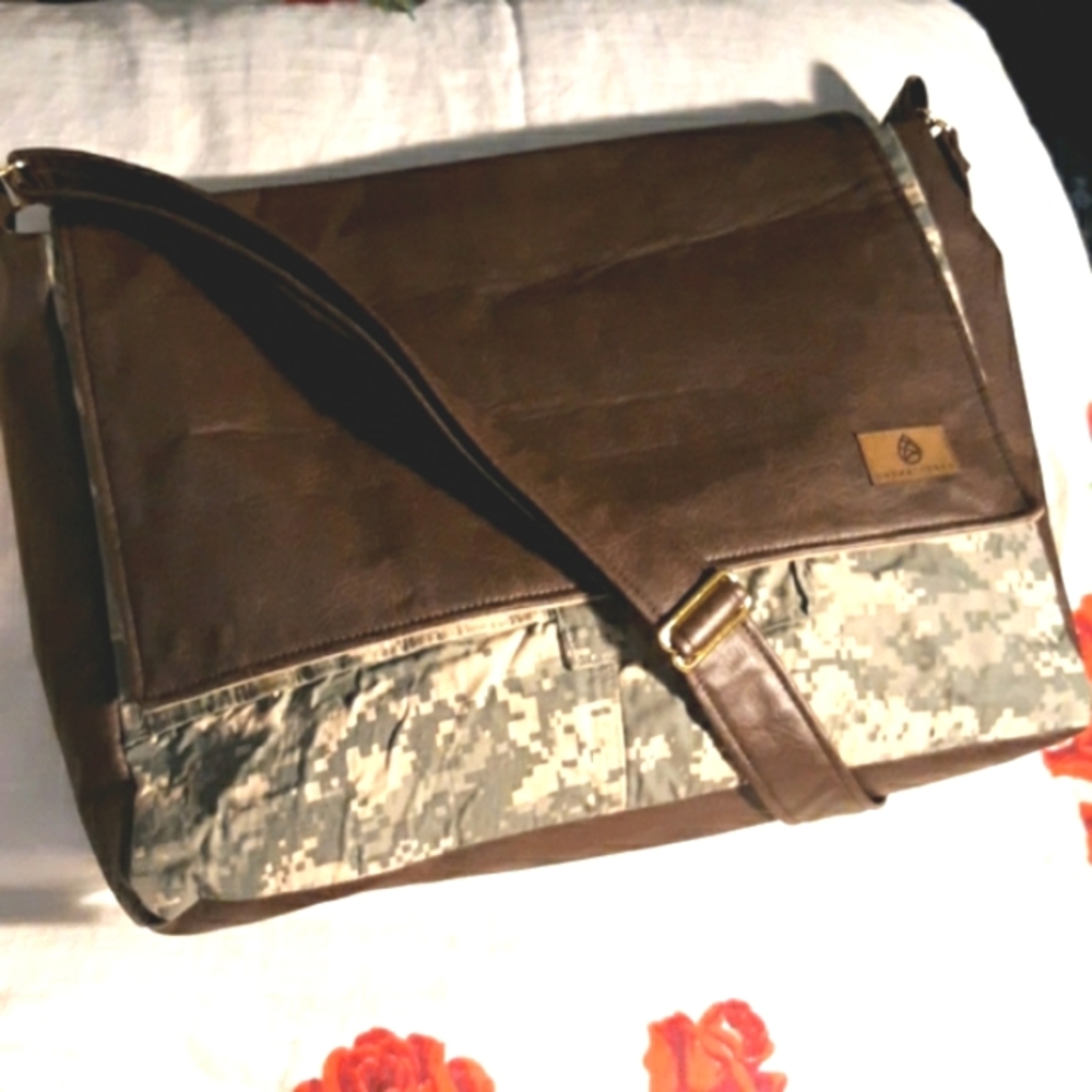 MIXED MEDIA US ARMY LARGE MESSENGER
